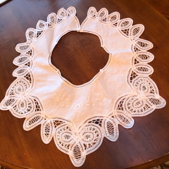 Elegant White Lace Collar - Picture 4 of 6
